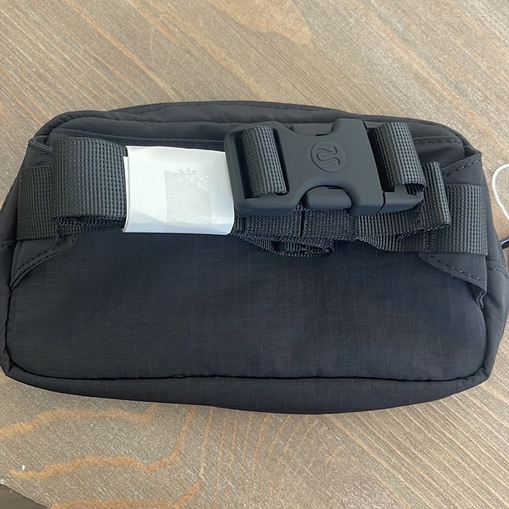 NWT lululemon MINI black belt bag - Picture 2 of 5
